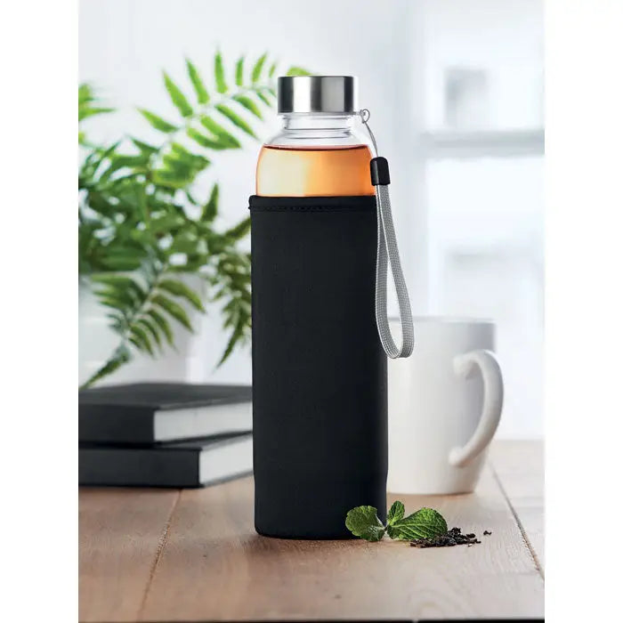 Sticlă cu un singur perete de 500 ml cu husă neagră din neopren și lichid chihlimbariu în interior