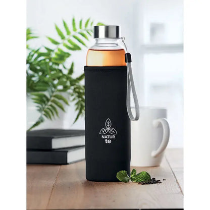 Sticla cu un singur perete de 500 ml in husa neoprena neagra cu logo alb si capac argintiu