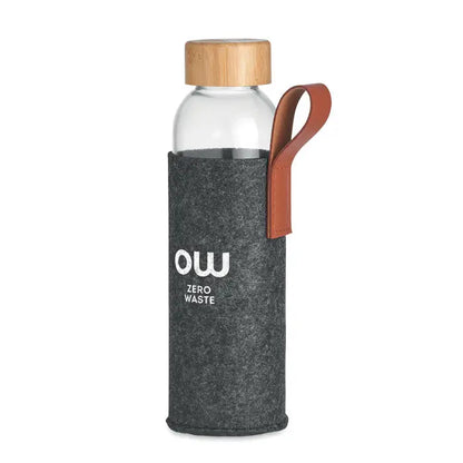 Sticla de sticla 500 ml cu capac din bambus, curea din piele maro si husa din fetru gri inchis cu logo ow zero waste