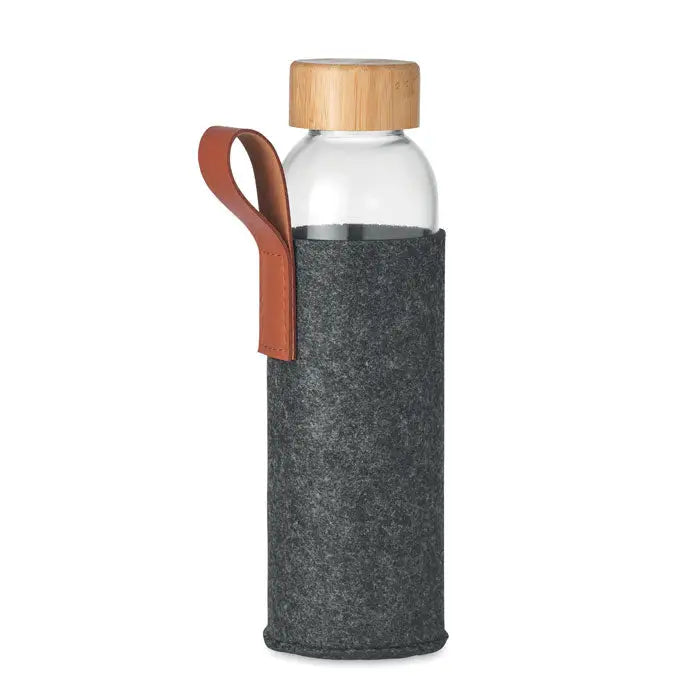 Sticla de sticla 500 ml cu capac din lemn natural, curea de piele maro si husa din fetru gri inchis