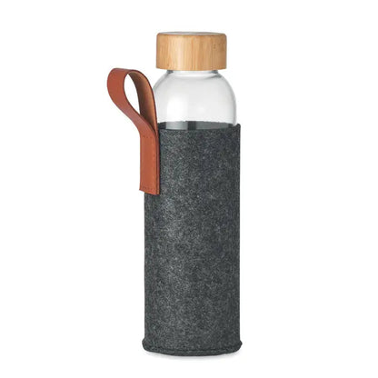 Sticla de sticla 500 ml cu capac din lemn natural, curea de piele maro si husa din fetru gri inchis