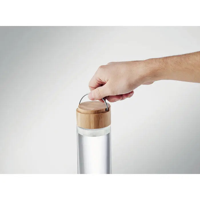 Sticla de sticla 500ml transparenta cu capac din bambus maro deschis si maner metalic