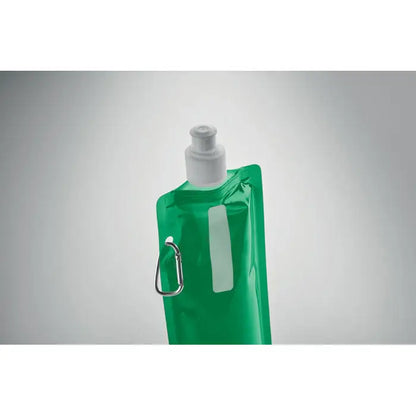 Sticla de apa pliabila verde cu capac alb cu filet si carabina argintie pentru transport facil