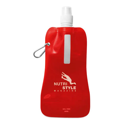 Sticla de apa pliabila rosie cu pulverizator alb si carabiniera argintie, logo nutri style magazine alba