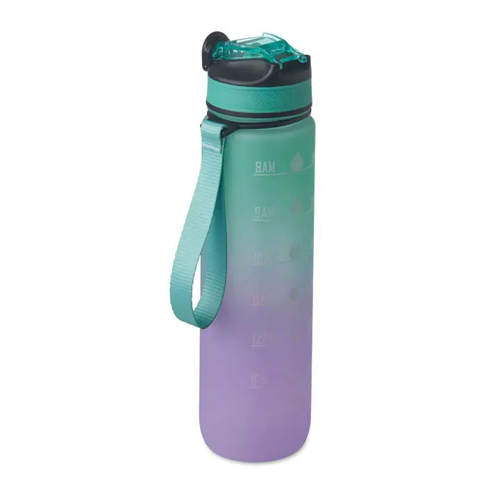 Sticlă de apă sport rpet 1l cu finisaj ombre teal și mov, marcaje de măsurare și curea asortată, transparentă și ușor colorată