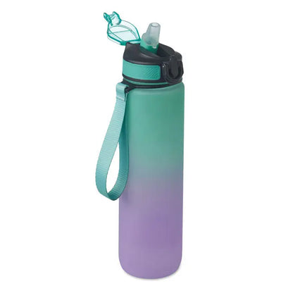 Sticla de apa sport rpet 1l cu finisaj degrade teal la mov, capac flip-top negru cu pai integrat si bretea verde