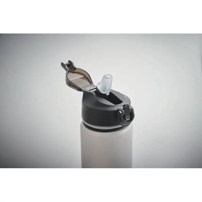 Sticla de apa sport rpet 1l neagra si translucida cu capac flip-top si pai integrat pentru hidratare sportiva