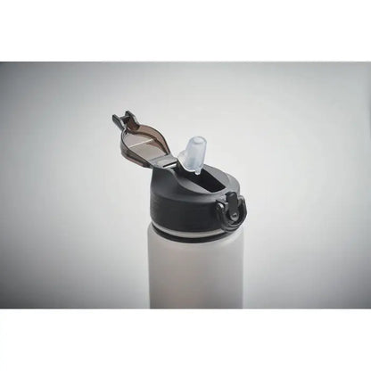 Sticla de apa sport rpet 1l neagra si translucida cu capac flip-top si pai integrat pentru hidratare sportiva