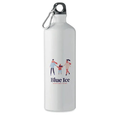 Sticlă de băut din aluminiu albă cu capac negru și carabinieră argintie, ilustrată cu trei persoane care patinează la blue ice skating rink