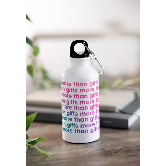 Sticlă de baut din aluminiu alb 400 ml cu capac negru, carabinieră argintie și text repetitiv roz și mov more than gifts