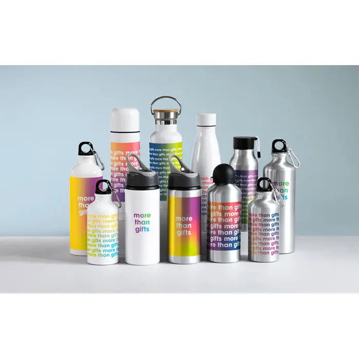 O colecție de sticle de baut din aluminiu de 500 ml personalizabile cu finisaje metalice si albe moderne șic