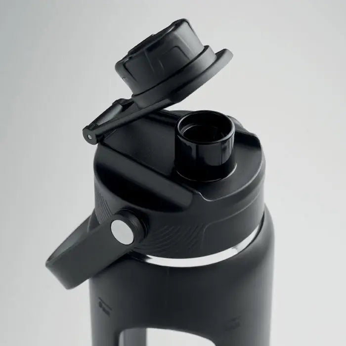 Sticlă sport neagră din plastic cu capac rabatabil și mâner integrat în husă 750 ml