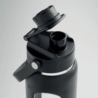 Sticlă sport neagră din plastic cu capac rabatabil și mâner integrat în husă 750 ml
