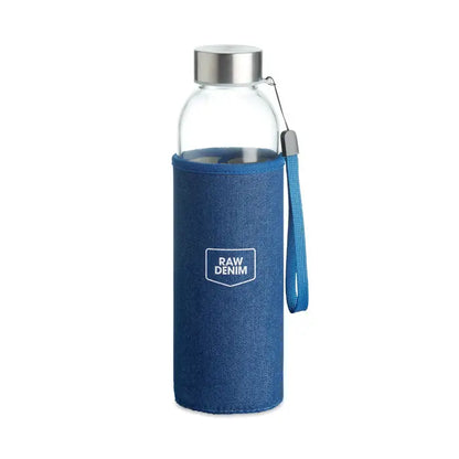 Sticlă de sticlă de 500 ml în husă denim albastru cu logo raw denim alb și capac metalic argintiu