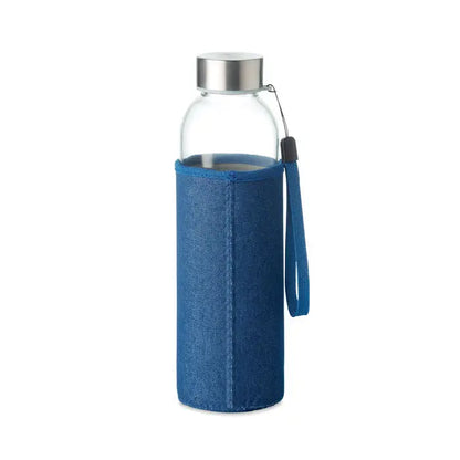 Blue denim textured insulated sleeve with wrist strap snug on clear glass water bottle sticla de sticla 500 ml