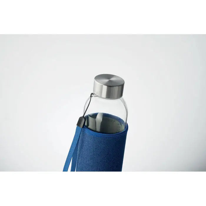 Sticlă de sticlă de 500 ml cu capac metalic argintiu și husă albastră din neopren cu curea atașată