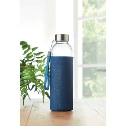 Sticla de sticla de 500 ml cu capac metalic argintiu si husa neopren albastru inchis cu curea de mana