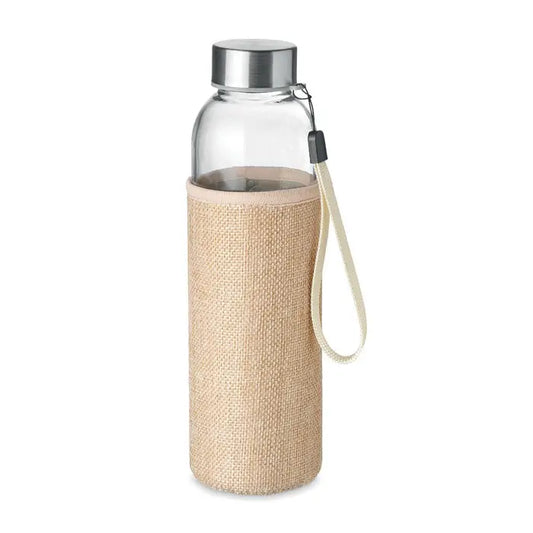 Sticlă de sticlă de 500 ml cu capac metalic argintiu și husă din pânză bej cu curea textilă deschisă la culoare