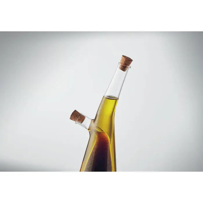 Dispenser transparent din sticla cu doua compartimente pentru ulei de masline auriu si otet balsamic inchis cu dopuri de pluta