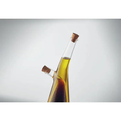 Dispenser transparent din sticla cu doua compartimente pentru ulei de masline auriu si otet balsamic inchis cu dopuri de pluta