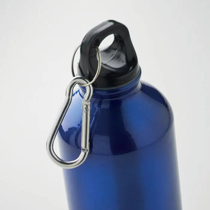 Sticla din aluminiu reciclat 500ml albastra metalizata cu capac negru si carabiniera argintie atasata