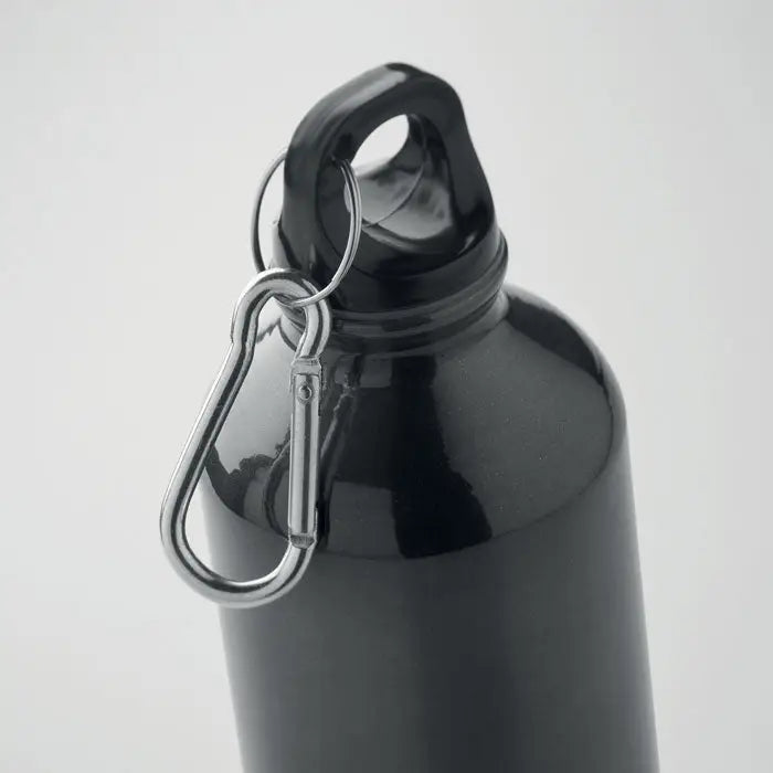 Sticla din aluminiu reciclat neagra de 500ml cu capac negru si carabiniera argintie atașată