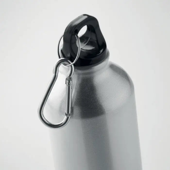 Sticla din aluminiu reciclat 500ml argintie cu capac negru si carabinier pentru transport usor