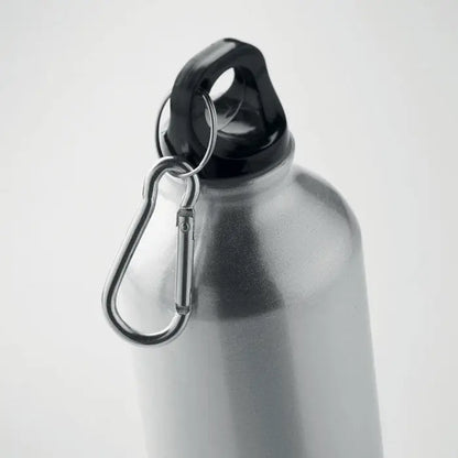 Sticla din aluminiu reciclat 500ml argintie cu capac negru si carabinier pentru transport usor