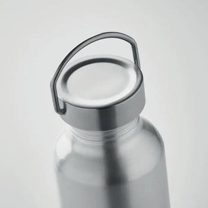 Sticlă din aluminiu reciclat 500ml argintie din oțel inoxidabil cu design minimalist și mâner integrat pe capac