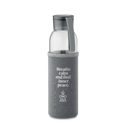 Sticlă din sticlă reciclată 500 ml cu mâner integrat și capac gri închis, mânecă texturată gri cu text inspirator