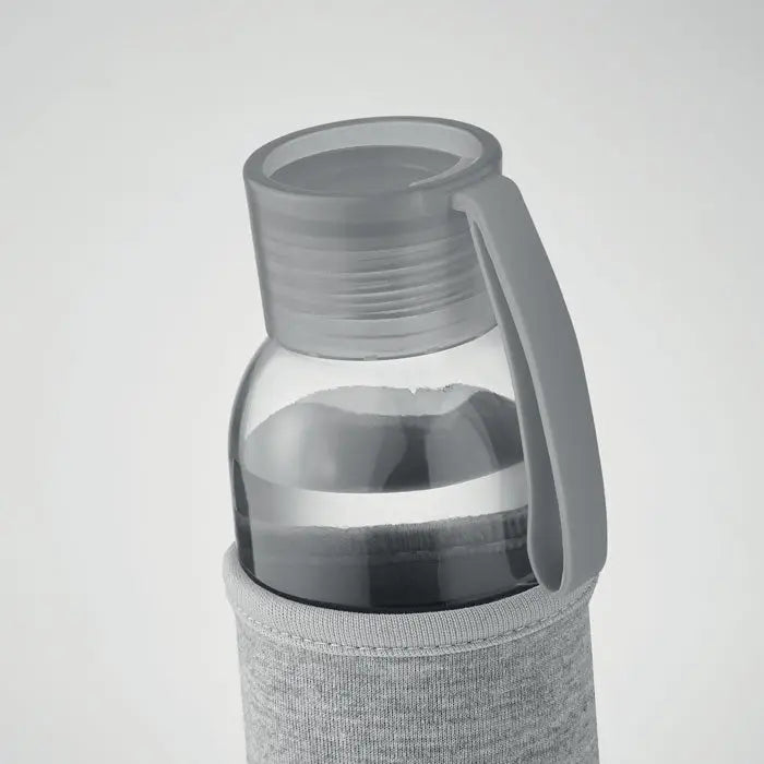 Sticlă din sticlă reciclată de 500 ml cu mâner și capac din silicon gri și husă textilă gri pe sticlă transparentă