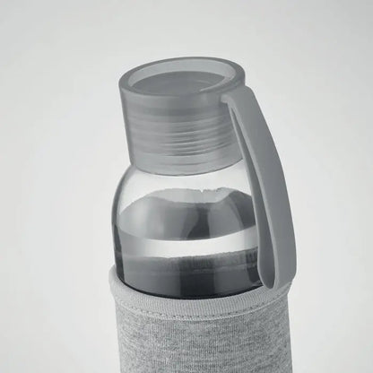 Sticlă din sticlă reciclată de 500 ml cu mâner și capac din silicon gri și husă textilă gri pe sticlă transparentă