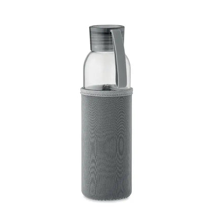 Sticlă din sticlă reciclată 500 ml cu mânecă siliconată gri texturată și capac cu mâner asortat