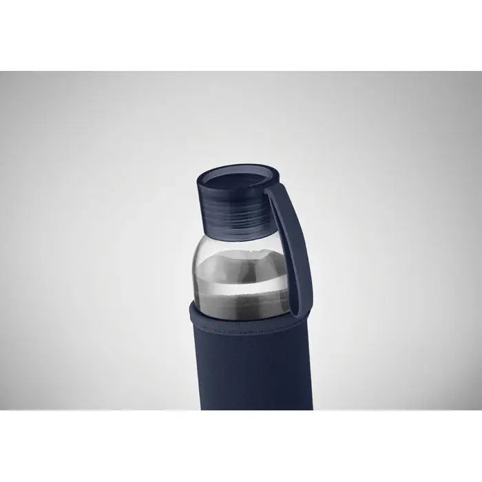 Sticla din sticla reciclata 500 ml cu maner integrat si husa din silicon albastru marin pentru sticla clara cu capac inchis