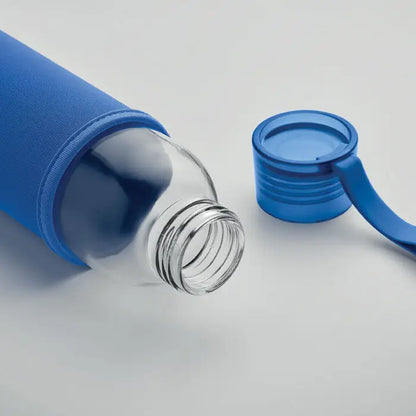 Sticla din sticla reciclata 500 ml cu manșon de silicon albastru și capac cu mâner din plastic albastru