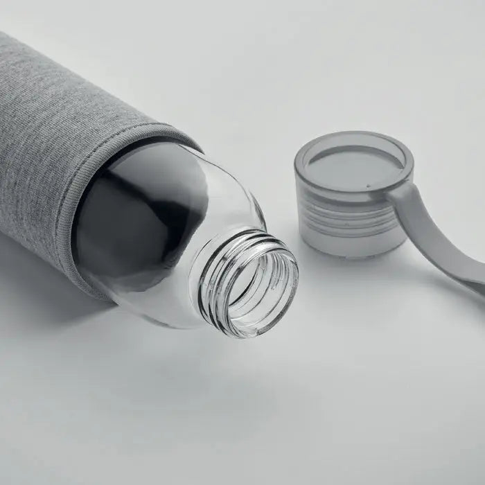 Sticlă din sticlă reciclată 500 ml cu husă gri din material textil și capac asortat