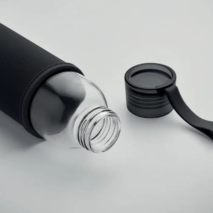 Sticlă din sticlă reciclata 500 ml cu maner integrat capac negru si manșon din silicon negru