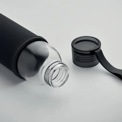 Sticlă din sticlă reciclata 500 ml cu maner integrat capac negru si manșon din silicon negru