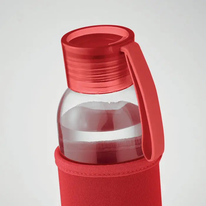 Sticlă din sticlă reciclată 500 ml învelită în silicon roșu cu capac și mâner roșu asortat