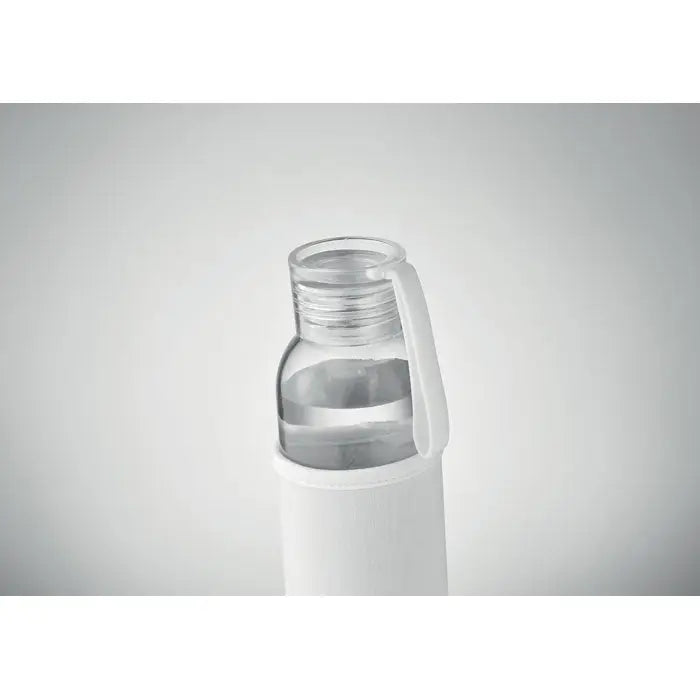 Sticlă din sticlă reciclată 500 ml învelită în silicon alb cu capac clar și mâner integrat pentru apă