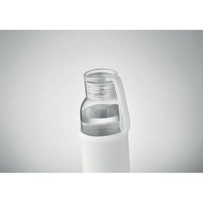 Sticlă din sticlă reciclată 500 ml învelită în silicon alb cu capac clar și mâner integrat pentru apă