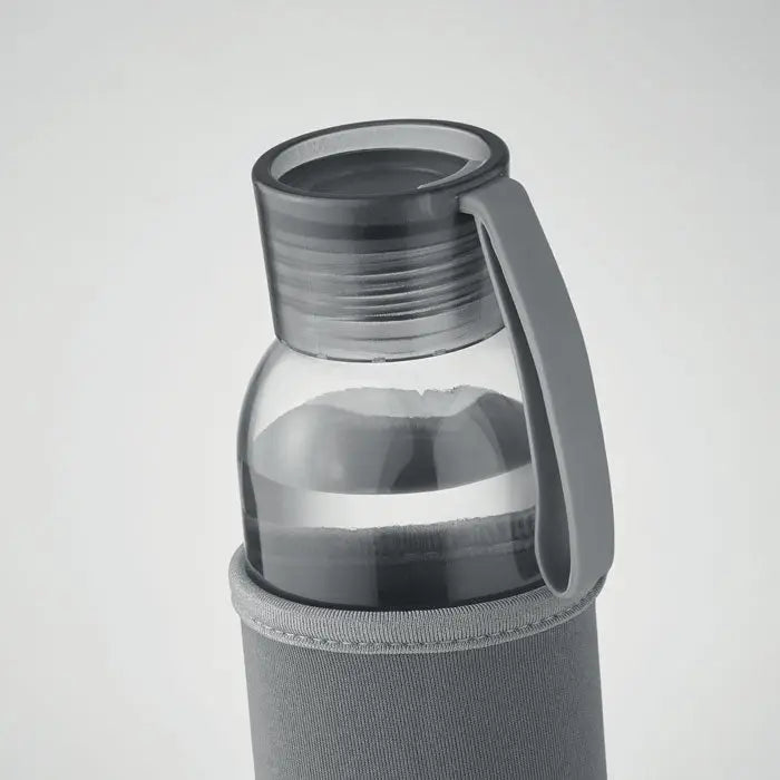 Sticla din sticla reciclata 500 ml transparenta cu capac gri si maner integrat, husa textila gri inclusa