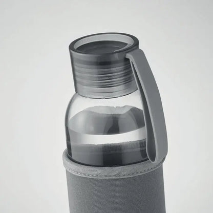 Sticla din sticla reciclata 500 ml transparenta cu capac gri si maner integrat, husa textila gri inclusa