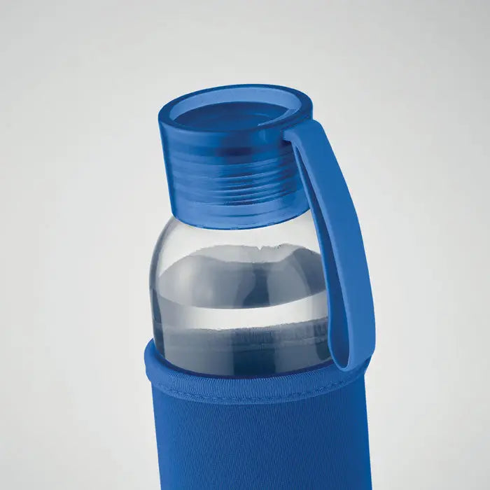 Sticlă din sticlă reciclată 500 ml albastră cu capac și mâner din plastic învelită într-o husă albastră din material textil