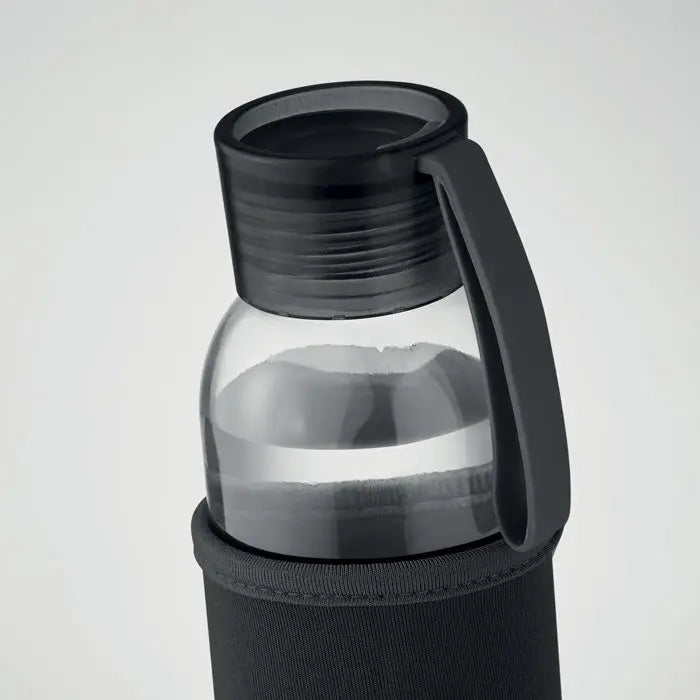 Sticla din sticla reciclata 500 ml cu capac negru si maner integrat in husa neagra din material textil eleganta