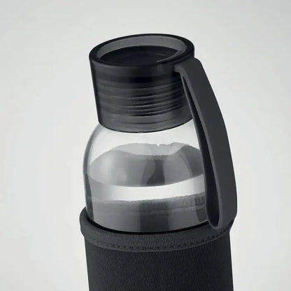 Sticla din sticla reciclata 500 ml cu capac negru si maner integrat in husa neagra din material textil eleganta