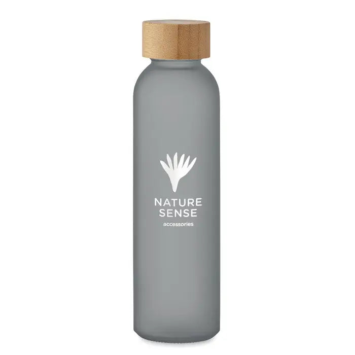 Sticlă mata 500 ml din sticlă mată gri cu capac natural de lemn și sigla natur sense albă