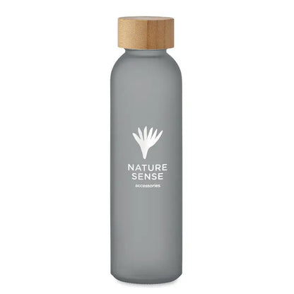 Sticlă mata 500 ml din sticlă mată gri cu capac natural de lemn și sigla natur sense albă