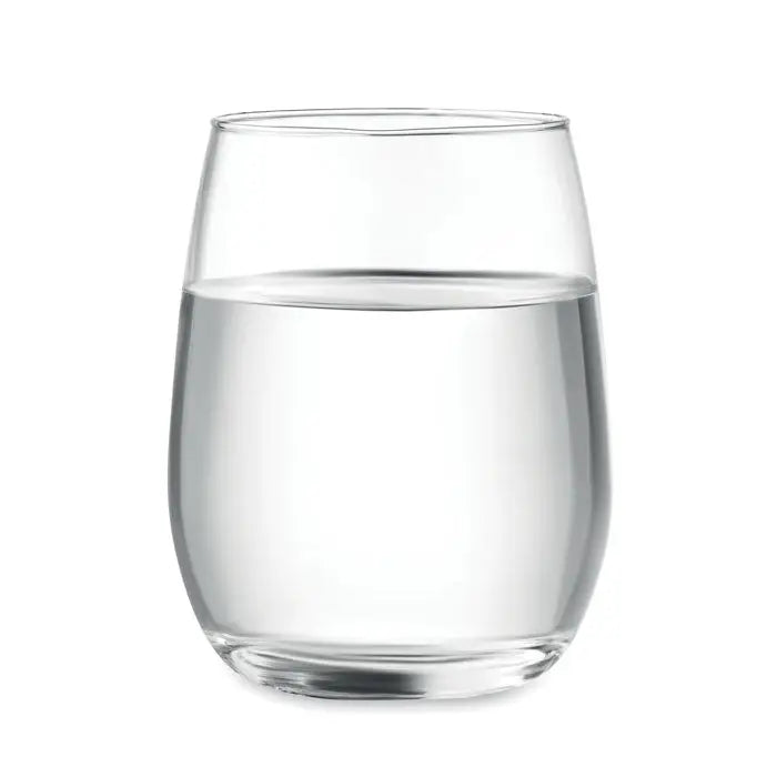 Pahar transparent din sticla reciclata de 420 ml umplut cu apa clara