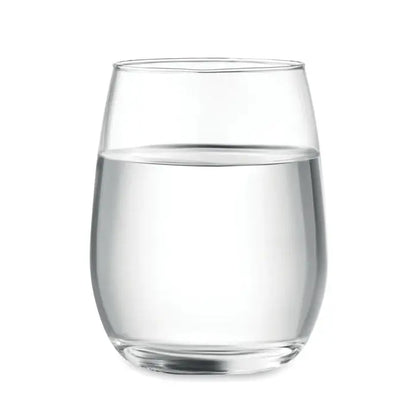 Pahar transparent din sticla reciclata de 420 ml umplut cu apa clara
